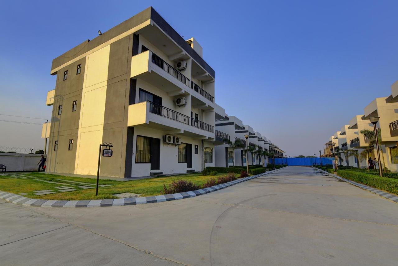 Country Inn Hotels & Resorts Vrindāvan Esterno foto
