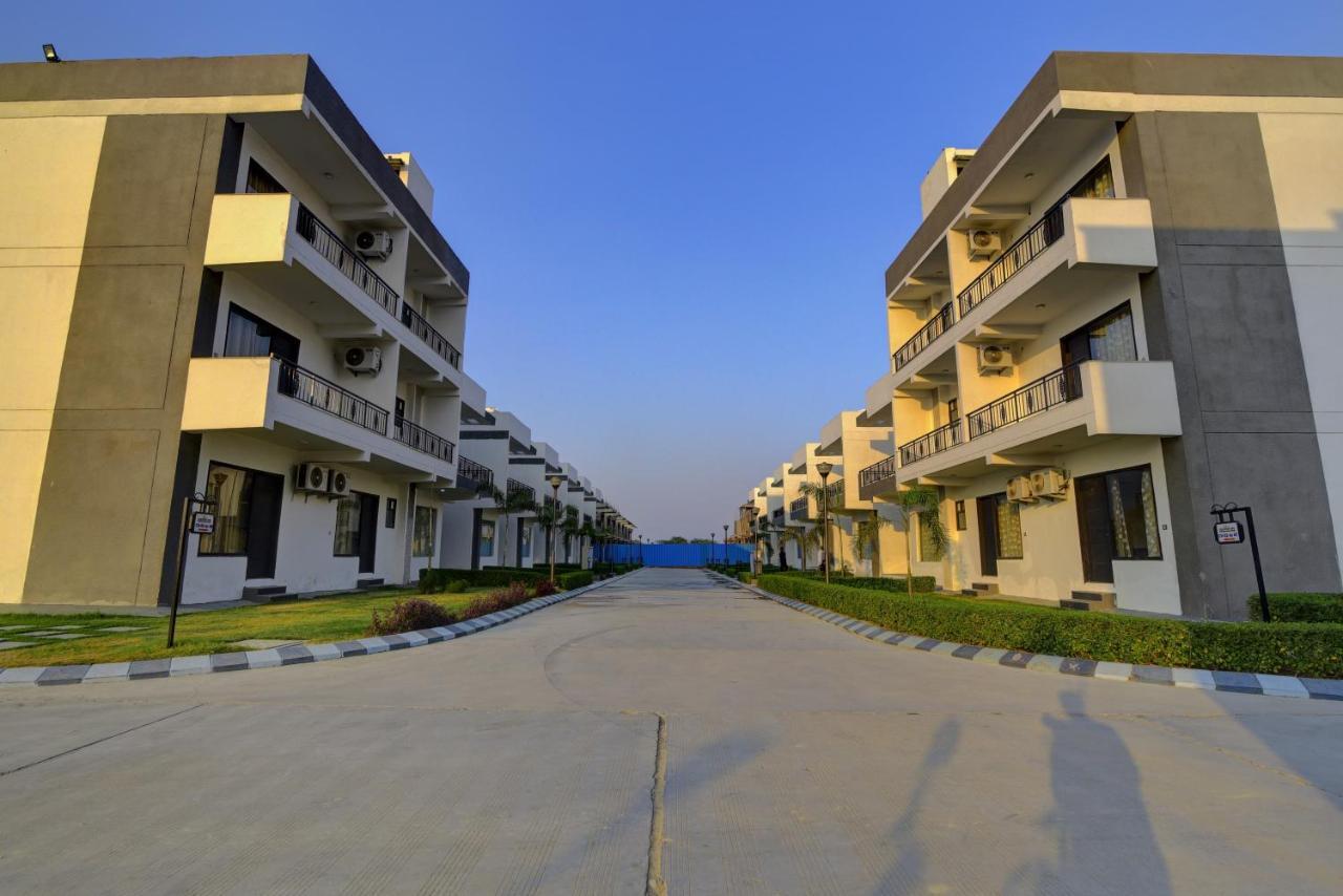Country Inn Hotels & Resorts Vrindāvan Esterno foto