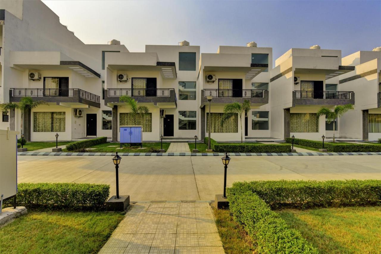 Country Inn Hotels & Resorts Vrindāvan Esterno foto